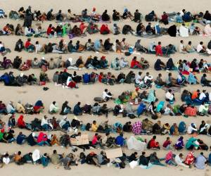 Vista aérea de migrantes agrupados mientras esperan ser procesados en el lado de la frontera de Ciudad Juárez en El Paso, Texas. Recientemente se ha producido un aumento de cruces de migrantes a lo largo de la región suroeste de la frontera de los Estados Unidos.