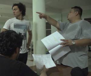 El director Tomás Chi dando indicaciones durante el rodaje de la cinta “¿Y los tamales?”.