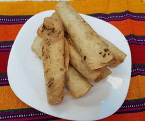 Se preparan con carne de res desmenuzada, verduras y especias, y se fríen hasta que las tortillas quedan doradas y crujientes: Los tacos de carne mechada, son una delicia que no se puede perder.