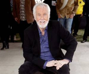 El cantante y actor Kenny Rogers murió a los 81 años. AP.