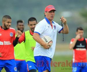 Pedro Troglio se metió a los anales de la historia de la Liga Nacional en su primer torneo con Olimpia. Foto: EL HERALDO.