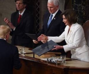 Momento cuando Trump deja a Pelosi con la mano tendida antes de su discurso del estado de la Unión. Foto AFP