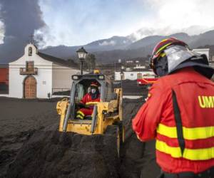 Efectivos de la Unidad Militar de Emergencias (UME) limpian la ceniza volcánica mientras continúa la erupción del volcán de La Palma, en la isla canaria de La Palma, España. Foto:AP