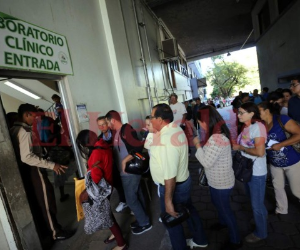 Los pacientes han abarrotado el IHSS buscando una cita. Foto EL HERALDO