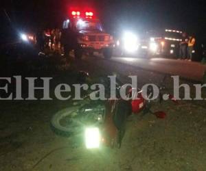 La motocicleta Hero 125, color roja, quedó destruida en el pavimento.