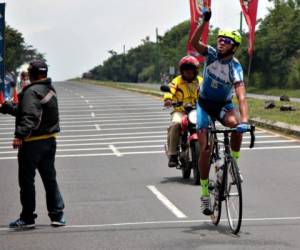 El guatemalteco Bryan Ríos, subcampeón de la V Vuelta Ciclística de El Heraldo 2016, ganó la Vuelta Roja en Puerto Cortés este domingo.