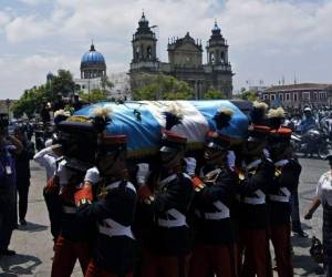 El féretro, adornado con coronas de flores, fue llevado por los militares. Foto AFP