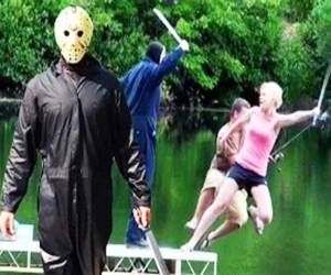 Un sujeto disfrazado de Jason, el asesino, asustó a campistas desprevenidos en un lago.