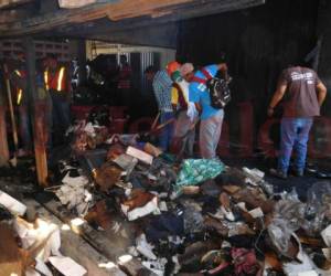 Decenas de personas se sumaron a las actividades de limpieza en los puestos quemados en el mercado San Antonio de Choluteca.