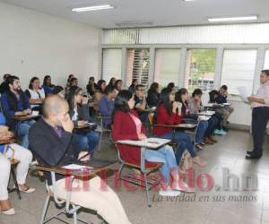 El examen se aplicó ayer en los 18 departamentos del país desde las 8:00 de la mañana. La afluencia de aspirantes fue masiva. Foto: Efraín Salgado / EL HERALDO.