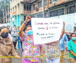 Desde tempranas horas, miembros del personal médico han paralizado las labores en el centro de salud Alonso Suazo.