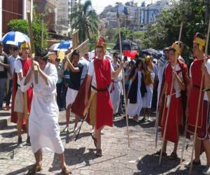 La imagen muestra una de las escenas del Santo Vía Crucis realizado en el país.