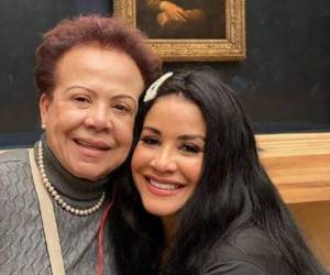 Carolina Sandoval junto a su madre que padece Parkinson en fase 2.