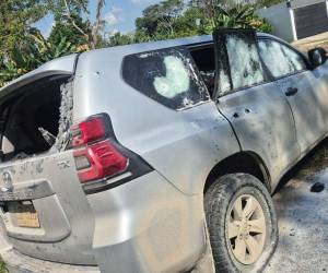 La camioneta en la que se conducían quedó totalmente destruida.