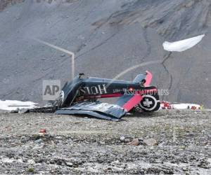 Esta fotografía proporcionada por la policía del Cantón de los Grisones muestra el lugar del accidente del antiguo avión a hélice Ju-52. Foto AP