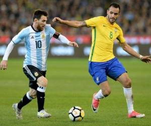 La doble jornada sudamericana contemplaba el clásico sudamericano entre Brasil (líder de la clasificación con 12 puntos) y Argentina (el segundo, con 10)).