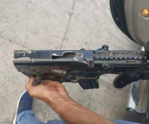 Uno de los disparos impactó en el fusil de uno de los agentes de la Fuerza Nacional Antimaras y Pandillas (FNAMP).