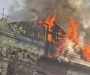Incendio amenaza con extenderse a otras propiedades en el casco histórico de Tegucigalpa
