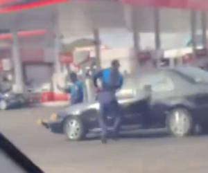 El policía municipal de tránsito estaba dando vía cuando fue embestido por la joven que luego se dio a la fuga.