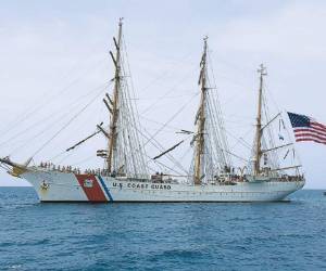 La embarcación fue recibida por autoridades de ambos países.