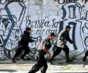 Las víctimas no fueron identificadas, pero se dijo que eran miembros de la Barrio 18. Se incautaron dos armas de fuego. Foto de referencia / AFP