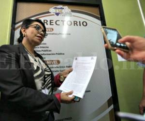 Lourdes Maribel Rosales, portavoz del Tribunal Supremo Electoral (TSE) dando a conocer la ratificación. Foto: Mario Urrutia / El Heraldo.