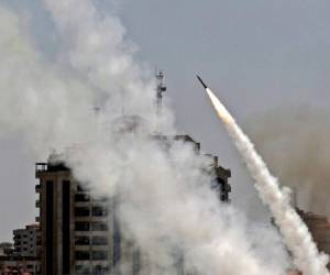 El sistema de defensa aérea Cúpula de Hierro de Israel intercepta cohetes lanzados desde la Franja de Gaza, controlada por el movimiento palestino Hamas, sobre la ciudad de Ashkelon, en el sur de Israel, el 11 de mayo de 2021. Foto: AFP