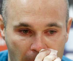 Las lágrimas de Andrés Iniesta al anunciar su salida del FC Barcelona. (AFP)