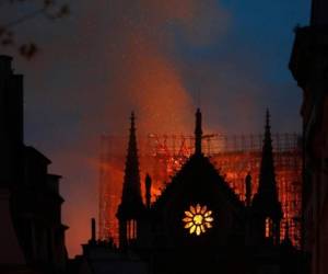 La policía de París llevará a cabo una investigación sobre “destrucción involuntaria provocada por fuego”, anunciaron las autoridades.