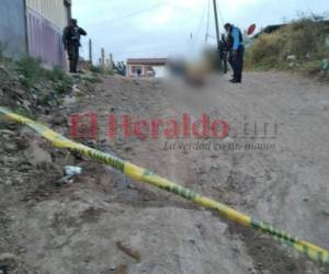El cadáver del joven quedó tendido en medio de la calle. Foto: Estalin Irías | EL HERALDO.