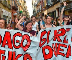 Las organizaciones feministas llamaron a manifestarse el jueves, desde que se adelantó la noticia en medios locales. Foto: Agencia AFP