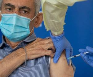 Un anciano está vacunándose contra el coronavirus en un asilo. Foto AFP