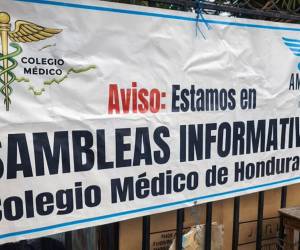 Entre las principales exigencias del gremio se encuentran el cese de los despidos y el reintegro de médicos, el pago de salarios adeudados.