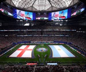 El Argentina vs Inglaterra por semifinales de la Copa del Mundo se convirtió en una guerra futbolística. Previo al arranque del juego, durante los himnos nacionales, la hinchada argentina faltó al respeto al himno inglés. ¿Qué pasó?