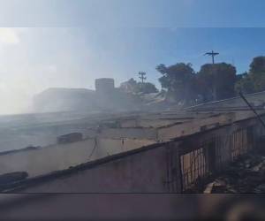 Reducido a cenizas quedó el Hospital de Roatán tras un pavoroso incendio que se registró la noche del viernes 19 de abril. Estas son las imágenes de cómo luce este el que era el único centro asistencial público de la isla.