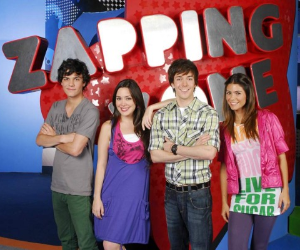 Roger González fue uno de los primero presentadores que tuvo el programa Zapping Zone en Disney Channel Latinoamérica.