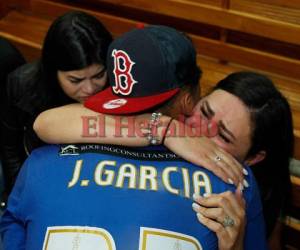 Familiares y amigos llegaron a la iglesia Centroamericana del puerto de Tela, Atlántida, para darle el último adiós a Juan Carlos García. (Fotos: Edwin Romero / Grupo Opsa)