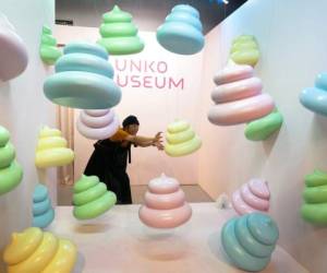 Coloridas figuras de excremento exhibidas en una sala del Museo Unko, el museo de la popó en Yokohama, Japón. Foto: AP.