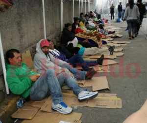 Decenas de hondureños sufren de frío cada días a la espera de noticias de sus parientes.