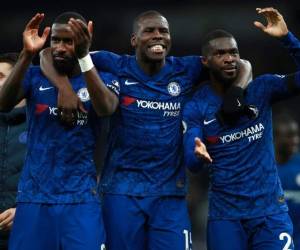 Desde la izquierda, los jugadores de Chelsea Antonio Rüdiger, Kurt Zouma y Fikayo Tomori celebran luego de una victoria de 2-0 sobre Tottenham en la Liga Premier en Londres el domingo, 22 de diciembre del 2019. Foto: Agencia AP.