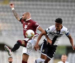 Simone Zaza de Torino, izquierda, y Bruno Alves de Parma compiten por el balón durante el partido de fútbol de la Serie A entre Torino y Parma, en el Estadio Olímpico de Turín, Italia, el sábado 20 de junio de 2020. (Fabio Ferrari / LaPresse a través de AP)