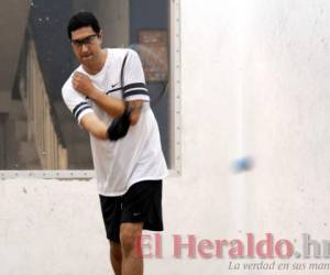 En la pista de ráquetbol de la Villa Olímpica, Frankie se quita el estrés... Fotos: Marvin Salgado / EL HERALDO.
