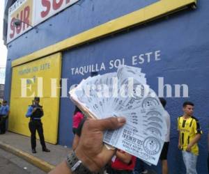 Desde horas muy tempranas muchos hicieron filas para conseguir los boletos del partido Motagua contra Marathón de esta tarde.