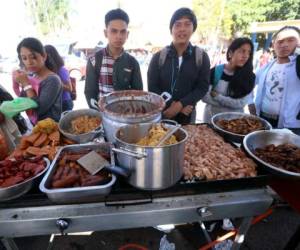 A diario decenas de estudiantes degustan de pastelitos y carne frita acompaña de plátano maduro y frijoles fritos, y un sabroso encurtido.Foto:Jhony Magallanes/EL HERALDO