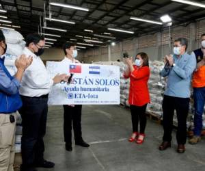 El embajador Diego Wen entregó un cheque simbólico con el lema 'No Están Solos'.