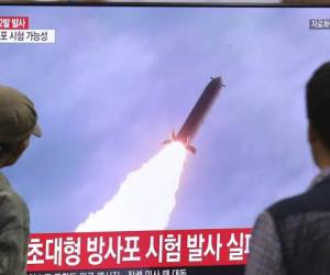 Gente mirando una televisiÃ³n que muestra imÃ¡genes de archivo de un un lanzamiento de misiles no especificado, en la estaciÃ³n de tren de SeÃºl, en Corea del Sur, el jueves 31 de octubre de 2019. (AP Photo/Ahn Young-joon)