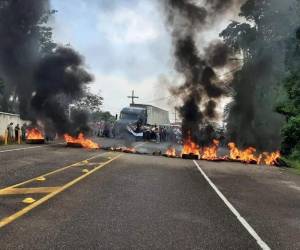 Con pancartas en mano y llantas encendidas para bloquear el paso en la carretera CA-5, dueños de restaurantes se manifestaron en contra de la demolición de los muelles.