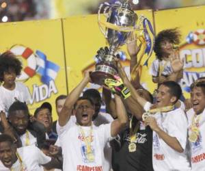 Los jugadores del León levantaron la trigésima copa de sus cinco décadas de historia con lo cual figuran entre los equipos con más galardones en toda Centroamérica, fotos: El Heraldo.