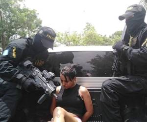 Flor Sofía Murcia fue detenida en la colonia Losusa de Chamelecón, San Pedro Sula, por el delito de extorsión. Las autoridades aseguran que pertenece a la pandilla Barrio 18. Foto: @FNAP_Honduras/Twitter.