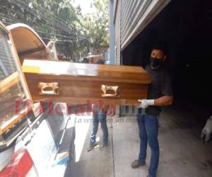 Los familiares retiraron el cuerpo del anciano de la morgue de Tegucigalpa. Foto: Estalin Irías/EL HERALDO.